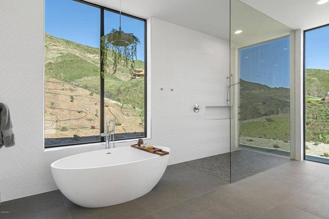 Phòng tắm chính trang nhã, trông như một spa cao cấp, được trang bị đầy đủ tiện nghi hiện đại.