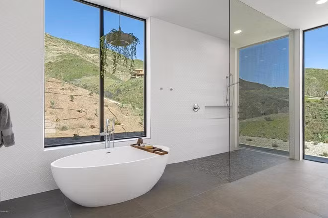 Phòng tắm chính trang nhã, trông như một spa cao cấp, được trang bị đầy đủ tiện nghi hiện đại.