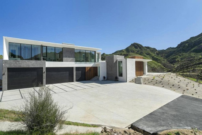 Căn biệt thự có diện tích khoảng 500 m2 với 5 phòng ngủ và 4 phòng tắm, được hoàn thiện vào năm 2019, mang những đường nét kiến trúc hiện đại.