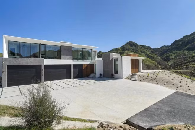 Căn biệt thự có diện tích khoảng 500 m2 với 5 phòng ngủ và 4 phòng tắm, được hoàn thiện vào năm 2019, mang những đường nét kiến trúc hiện đại.