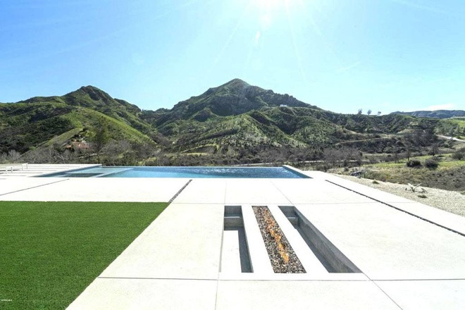 Khu vực hồ bơi là nơi gia chủ có thể vừa ngâm mình vừa thưởng ngoạn cảnh sắc thiên nhiên.