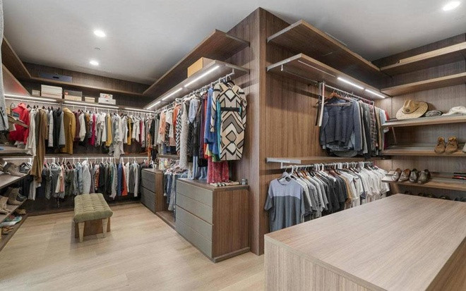 Phòng chứa quần áo rộng lớn là tiện ích không thể thiếu đối với một ngôi sao điện ảnh.