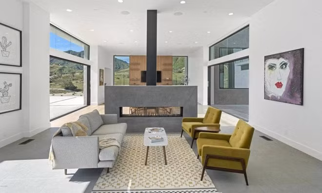 Ngôi nhà được trang bị khá nhiều tính năng thông minh và hệ thống camera an ninh tiên tiến.