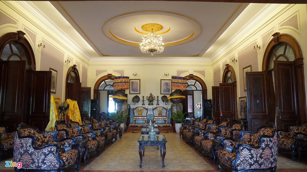 Biệt thự Bảo Đại có khuôn viên rộng 3.700 m2, trong đó diện tích sử dụng khoảng 1.000 m2. Biệt thự có 1 tầng hầm và 2 tầng nổi. Trong hình là phòng khách ở tầng 1 khá rộng rãi.