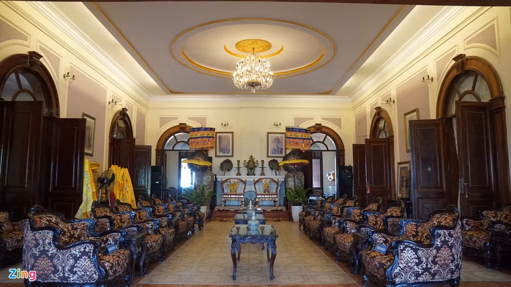 Biệt thự Bảo Đại có khuôn viên rộng 3.700 m2, trong đó diện tích sử dụng khoảng 1.000 m2. Biệt thự có 1 tầng hầm và 2 tầng nổi. Trong hình là phòng khách ở tầng 1 khá rộng rãi.