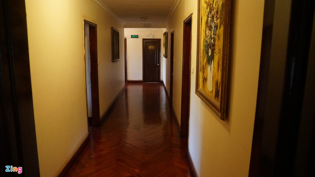 Theo lối cầu thang đá đi lên tầng thượng là 5 phòng ngủ của hoàng tử, công chúa và 1 phòng ngủ của quan ngự tiệc Nguyễn Đệ - người thân cận của vua Bảo Đại trong suốt thời kỳ đương nhiệm.