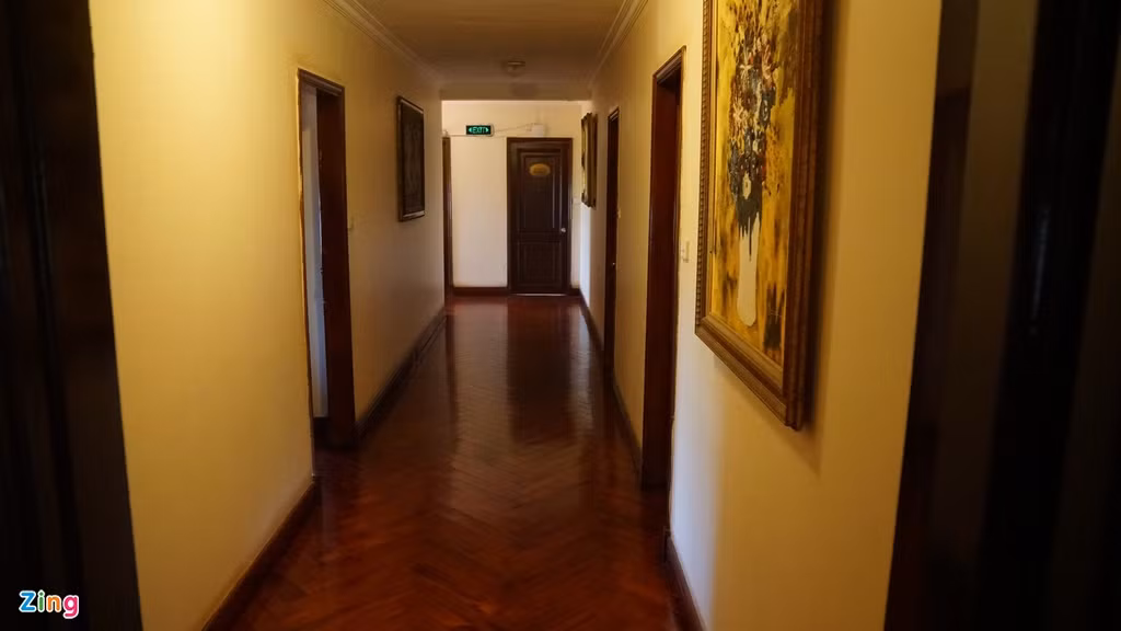 Theo lối cầu thang đá đi lên tầng thượng là 5 phòng ngủ của hoàng tử, công chúa và 1 phòng ngủ của quan ngự tiệc Nguyễn Đệ - người thân cận của vua Bảo Đại trong suốt thời kỳ đương nhiệm.