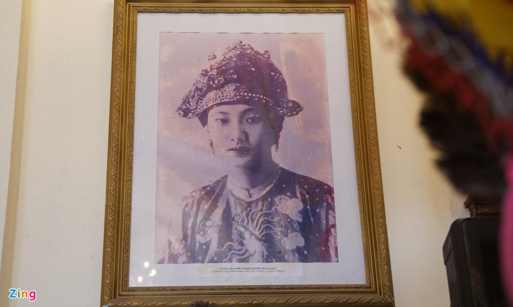 Khu vực phòng khách treo khá nhiều các bức hình của vua Bảo Đại và Nam Phương hoàng hậu. Các bức hình được chụp ở những thời điểm khác nhau với những bộ trang phục từ truyền thống đến Tây phương.