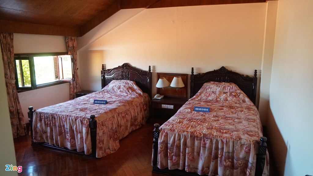 Đây là phòng ngủ của công chúa Nguyễn Phúc Phương Liên. Trong các phòng này còn khá nhiều hiện vật được lưu giữ ở nguyên vị trí.