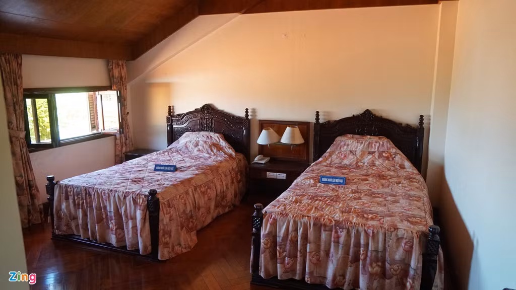 Đây là phòng ngủ của công chúa Nguyễn Phúc Phương Liên. Trong các phòng này còn khá nhiều hiện vật được lưu giữ ở nguyên vị trí.