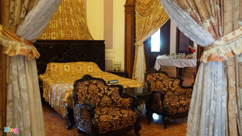 Bên cạnh phòng khách là hai phòng ngủ của vua Bảo Đại và Nam Phương hoàng hậu Nguyễn Hữu Thị Lan.