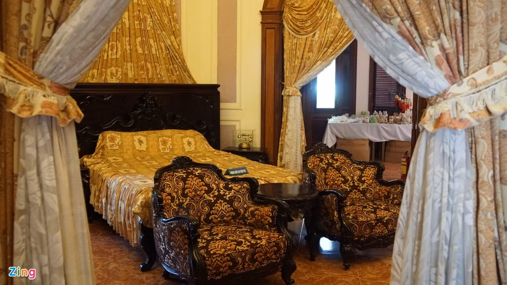 Bên cạnh phòng khách là hai phòng ngủ của vua Bảo Đại và Nam Phương hoàng hậu Nguyễn Hữu Thị Lan.