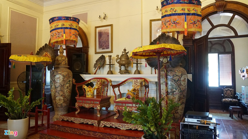 Ngai vàng của vua Bảo Đại và hoàng hậu Nam Phương được phục dựng. Đến đây, du khách sẽ được nghe hướng dẫn viên kể những câu chuyện thú vị về cuộc đời của vị vua cuối cùng trong lịch sử phong kiến Việt Nam.