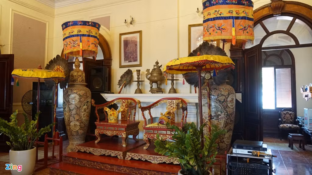 Ngai vàng của vua Bảo Đại và hoàng hậu Nam Phương được phục dựng. Đến đây, du khách sẽ được nghe hướng dẫn viên kể những câu chuyện thú vị về cuộc đời của vị vua cuối cùng trong lịch sử phong kiến Việt Nam.