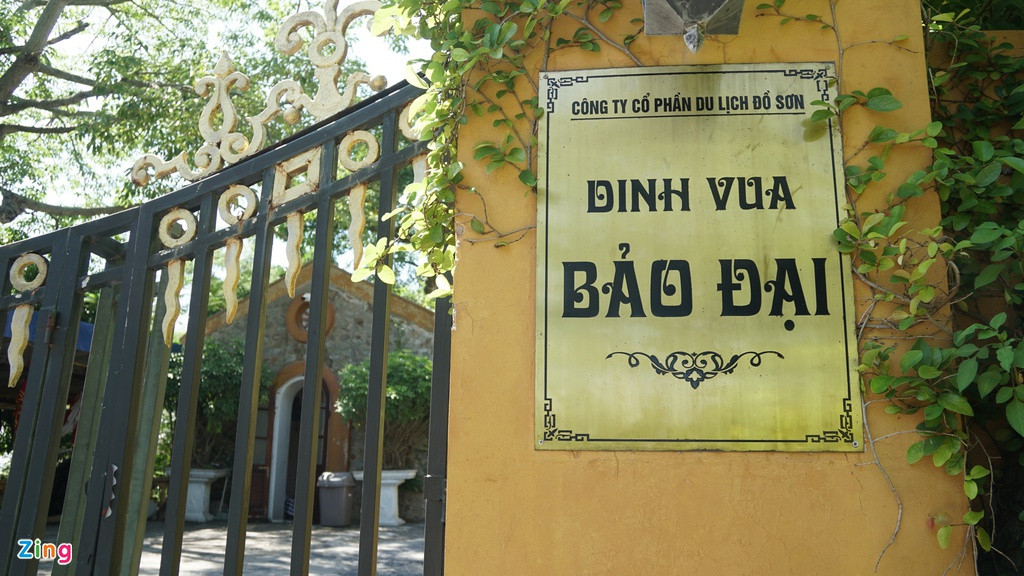 Vua Bảo Đại đã sử dụng biệt thự này từ năm 1933-1954 để làm việc và nghỉ dưỡng cùng gia đình mỗi dịp ra Bắc trong thời gian ông làm Hoàng đế Đại Nam và Quốc trưởng Quốc gia Việt Nam. Năm 1955, miền Bắc được giải phóng, biệt thự Bảo Đại được giao cho Bộ Quốc phòng quản lý. Đến năm 1984, Bộ Quốc phòng bàn giao cho Công ty Cổ phần Khách sạn Du lịch Đồ Sơn, nay là Công ty Cổ phần Du lịch Đồ Sơn.