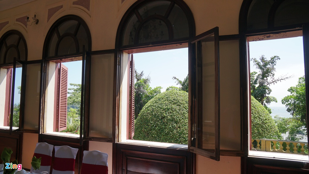 Các phòng ăn, phòng ngủ trong khu biệt thự này được thiết kế với khá nhiều cửa sổ để đón ánh sáng, gió biển và nhìn ra cảnh vật bên ngoài.