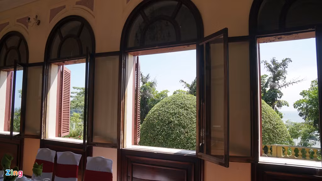 Các phòng ăn, phòng ngủ trong khu biệt thự này được thiết kế với khá nhiều cửa sổ để đón ánh sáng, gió biển và nhìn ra cảnh vật bên ngoài.