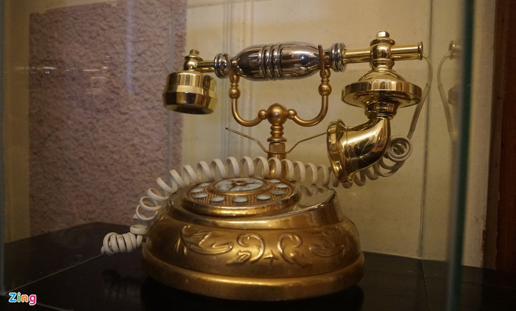 Chiếc điện thoại được trưng bày cạnh giường ngủ.