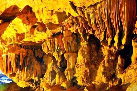 Tỉnh Cao Bằng có 2 hang động nổi tiếng, hàng năm thu hút nhiều khách thập phương tham quan, là Ngườm Ngao nằm ở bản Gun, xã Đàm Thuỷ, huyện Trùng Khánh và Động Dơi (người dân địa phương vẫn gọi là Ngườm Ca Khào - có nghĩa là hang con dơi), thuộc xóm Lũng Rúm, xã Đồng Loan, huyện Hạ Lang.