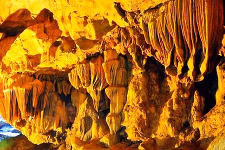 Tỉnh Cao Bằng có 2 hang động nổi tiếng, hàng năm thu hút nhiều khách thập phương tham quan, là Ngườm Ngao nằm ở bản Gun, xã Đàm Thuỷ, huyện Trùng Khánh và Động Dơi (người dân địa phương vẫn gọi là Ngườm Ca Khào - có nghĩa là hang con dơi), thuộc xóm Lũng Rúm, xã Đồng Loan, huyện Hạ Lang.