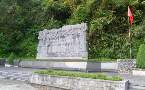 Cao Bằng có nhiều khu di tích nổi tiếng, trong đó có khu di tích quốc gia đặc biệt Rừng Trần Hưng Đạo, là nơi ghi dấu sự thành lập và hoạt động của Đội Việt Nam Tuyên truyền Giải phóng quân (ngày 22/12/1944), tiền thân của Quân đội Nhân dân Việt Nam.