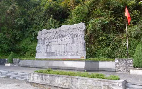 Cao Bằng có nhiều khu di tích nổi tiếng, trong đó có khu di tích quốc gia đặc biệt Rừng Trần Hưng Đạo, là nơi ghi dấu sự thành lập và hoạt động của Đội Việt Nam Tuyên truyền Giải phóng quân (ngày 22/12/1944), tiền thân của Quân đội Nhân dân Việt Nam.