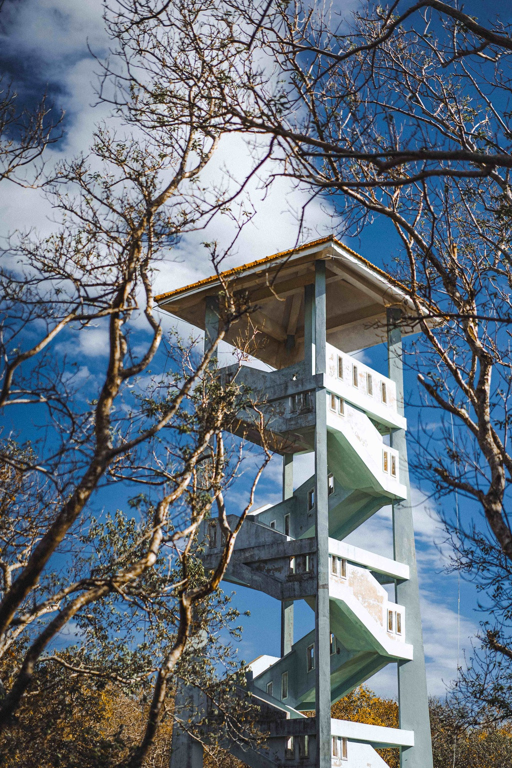 Ngọn tháp trắng giữa rừng là nơi quan sát, quản lý Rú Chá, đồng thời giúp bạn tạo những tấm hình sống ảo nghệ thuật. Khi đứng trên tầng cao của tháp canh, du khách có thể thu trọn vào tầm mắt toàn cảnh vùng sông nước Tam Giang mênh mông.