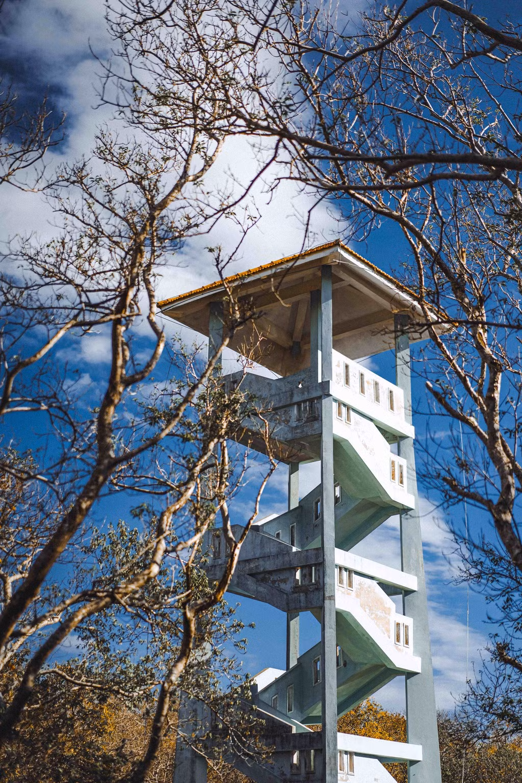 Ngọn tháp trắng giữa rừng là nơi quan sát, quản lý Rú Chá, đồng thời giúp bạn tạo những tấm hình sống ảo nghệ thuật. Khi đứng trên tầng cao của tháp canh, du khách có thể thu trọn vào tầm mắt toàn cảnh vùng sông nước Tam Giang mênh mông.