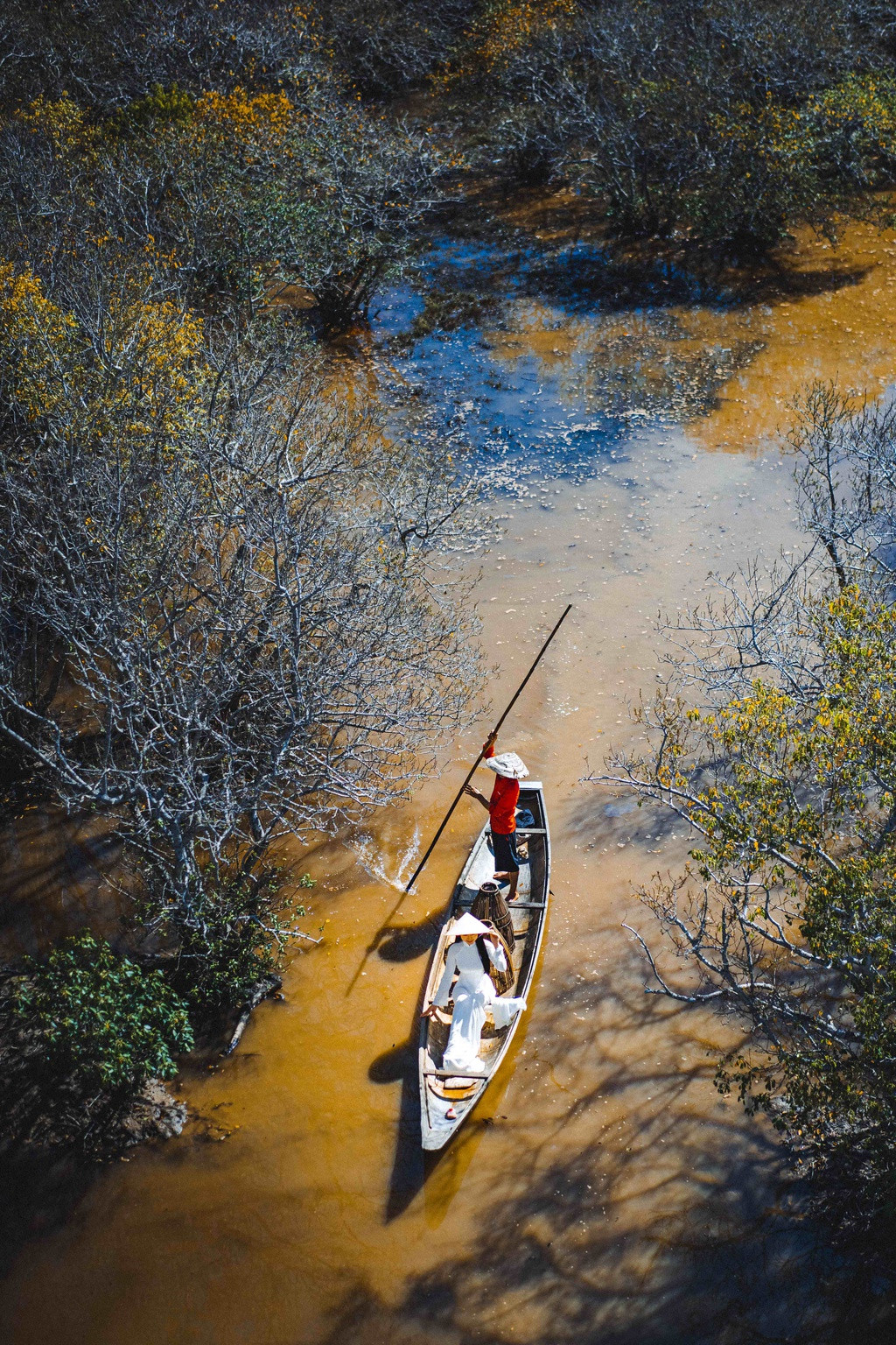 Đến đây, du khách nên tản bộ trên con đường nhỏ hoặc chèo thuyền để ngắm vẻ đẹp của những bộ rễ trăm năm tuổi, tận hưởng bầu không khí mát lành, dịu nhẹ trong tiết thu.