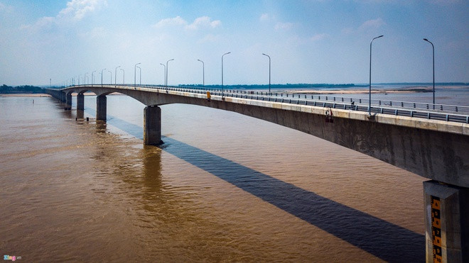 Theo Cổng thông tin điện tử thành phố Hà Nội, nhiều cầu được bắc qua sông Hồng. Trong đó, Long Biên, Nhật Tân, Chương Dương là những cầu nổi tiếng bắc qua sông Hồng ở địa phận thủ đô Hà Nội.