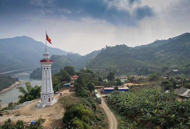 Theo Cổng thông tin điện tử Lào Cai, cột mốc 92 ở suối Lũng Pô, thôn Lũng Pô, huyện Bát Xát, tỉnh Lào Ca, là địa điểm đầu tiên con sông Hồng chảy vào nước ta.