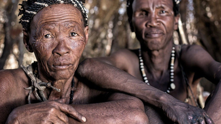  San: Thường được biết đến với cái tên "Bushmen of the Kalahari", người của bộ lạc San đã phát triển các kỹ năng để săn bắn và sinh tồn trong vùng đất sa mạc dường như hoàn toàn cằn cỗi. Kỹ năng đi săn của họ rất nổi tiếng với cung tên và mũi tên tẩm độc. Họ sống trên khắp Nam Phi ở các nước như Botswana, Angola và Zimbabwe. Người San sống ở các khu vực khác nhau có sự khác biệt đáng kể về ngôn ngữ nhưng kỹ năng sinh tồn là đặc điểm chung của tất cả người trong bộ lạc này. Ảnh: Matador Network.
