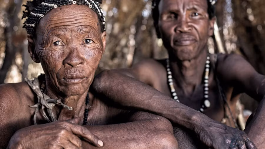  San: Thường được biết đến với cái tên "Bushmen of the Kalahari", người của bộ lạc San đã phát triển các kỹ năng để săn bắn và sinh tồn trong vùng đất sa mạc dường như hoàn toàn cằn cỗi. Kỹ năng đi săn của họ rất nổi tiếng với cung tên và mũi tên tẩm độc. Họ sống trên khắp Nam Phi ở các nước như Botswana, Angola và Zimbabwe. Người San sống ở các khu vực khác nhau có sự khác biệt đáng kể về ngôn ngữ nhưng kỹ năng sinh tồn là đặc điểm chung của tất cả người trong bộ lạc này. Ảnh: Matador Network.
