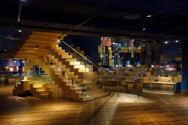  7. Bảo tàng giày Bata, Toronto, Canada: Với hơn 13.000 hiện vật trải dài suốt 4.000 năm lịch sử của giày dép, từ những kiểu dáng truyền thống tới các đôi sáng tạo sẽ khiến du khách thích thú. Tại đây còn có các hiện vật thủ công, các video quay quá trình sản xuất giày ở các quốc gia tại nhiều thời điểm khác nhau trong lịch sử.