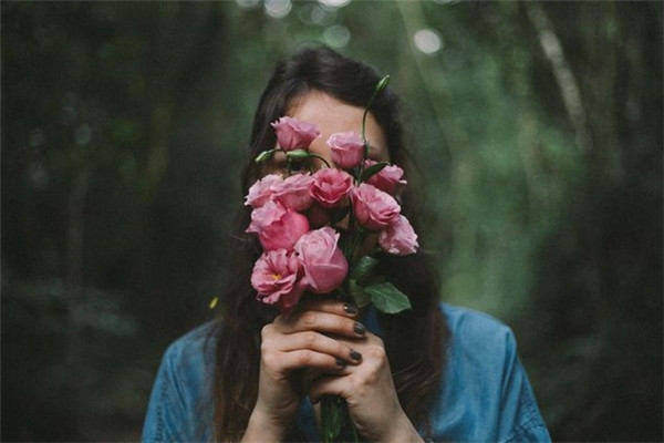  Tuổi Tuất: Tuất chịu nhiều điều tiếng, bị người khác nói xấu sau lưng và chê bai năng lực làm việc của bạn. Lúc này chỉ còn cách làm việc hết mình, chăm chỉ thể hiện bản thân, người khác sẽ phải thán phục bạn. Tiền bạc hanh thông, có tiền thì nên tính chuyện làm ăn lâu dài, đừng để mình lông bông mãi thế. Con số may mắn: 2, 4. Màu sắc may mắn: Màu đỏ, vàng. Quý nhân phù trợ: Thân, Thìn.