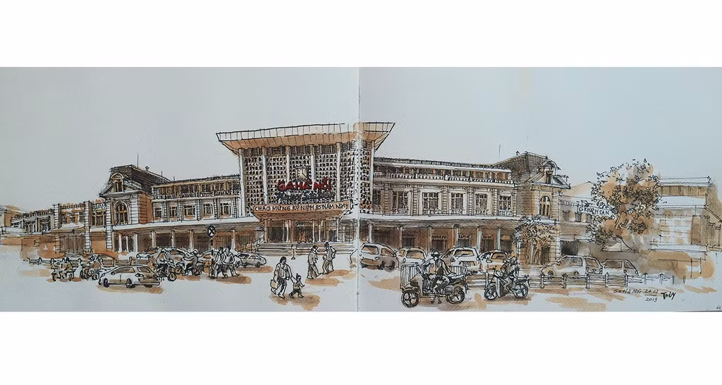  Ga Hàng Cỏ (Ga Hà Nội - số 120 Lê Duẩn): Tháng 6/1898, Toàn quyền Đông Dương Paul Doumer chấp nhận dự án xây dựng ga đường sắt tại Hà Nội do kiến trúc sư Boreil và Vildieu thiết kế. Công trình khởi công xây dựng năm 1899 và hoàn thành vào năm 1902. Công trình mang đậm nét kiến trúc của châu Âu, ban đầu chỉ là dãy nhà chính trông ra đầu phố Trần Hưng Đạo, kinh phí do chính phủ Pháp kêu gọi các nhà đầu tư góp vốn. Đây là ga trung tâm của Hà Nội, từ đây tới Vân Nam qua Lào Cai hay qua Lạng Sơn tới Bằng Tường (Trung Quốc), đi Hải Phòng và tuyến Bắc Nam vào tới Sài Gòn (nay là thành phố Hồ Chí Minh). Năm 1972, bom Mỹ phá sập phần chính của ngôi nhà. Tranh: Trần Thị Thanh Thủy.