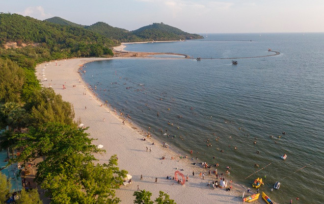 Mũi Nai từ lâu được biết đến là một địa điểm nổi tiếng của vùng đất Hà Tiên. Gần đây, bãi biển Mũi Nai được chính quyền địa phương cải tạo từ bãi cát bùn thành bãi cát trắng, thu hút du khách. Ảnh: Phạm Ngôn.