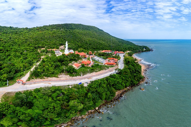 Chùa Hộ Quốc ở Phú Quốc còn gọi là Thiền Viện Trúc Lâm Hộ Quốc, lưng dựa vào núi, mặt hướng ra biển, nằm giữa khung cảnh thiên nhiên nên thơ, khoáng đạt. Ngôi chùa bề thế này là địa điểm du khách không thể bỏ qua khi đến đảo ngọc. Ảnh: Nguyễn Quang Ngọc.