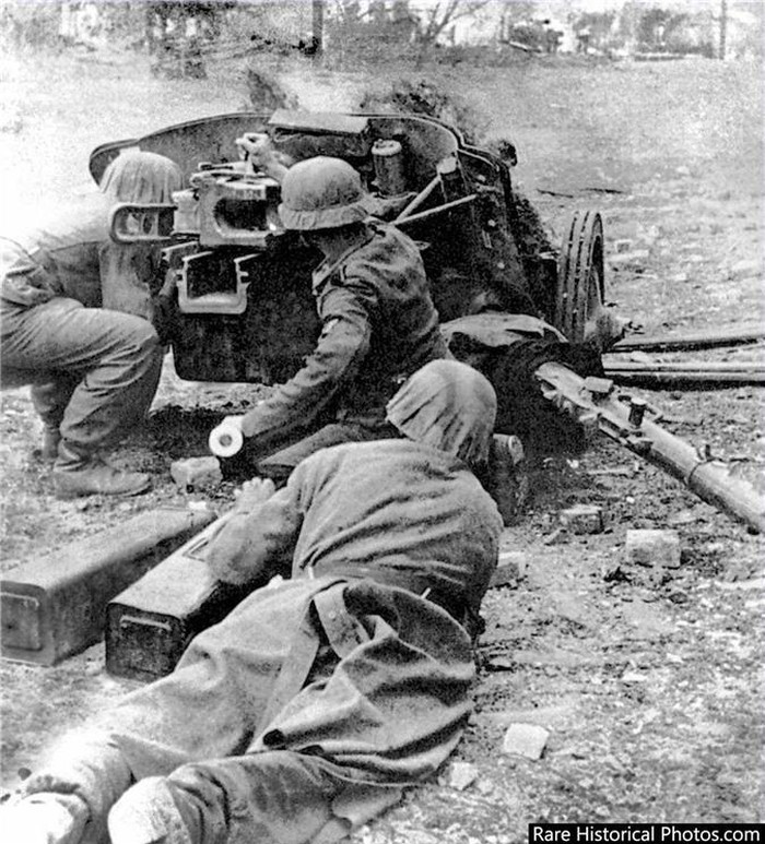 Phát xít Đức khai hỏa súng chống tăng 5 cm Pak 38 nhắm vào các mục tiêu ở Stalingrad.