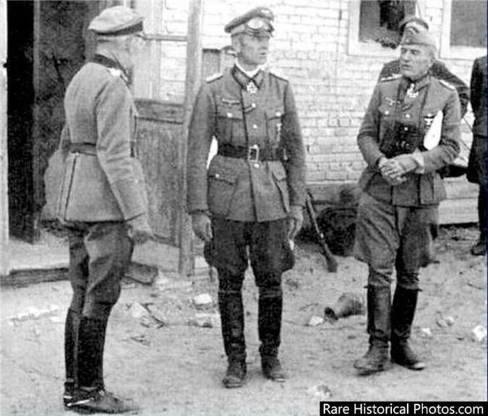 Chỉ huy Tập đoàn quân số 6 của Đức - Tướng Paulus và Tướng Moritz von Drebber thuộc binh đoàn Bộ binh 297 đang thảo luận với nhau vào tháng 10/1942.