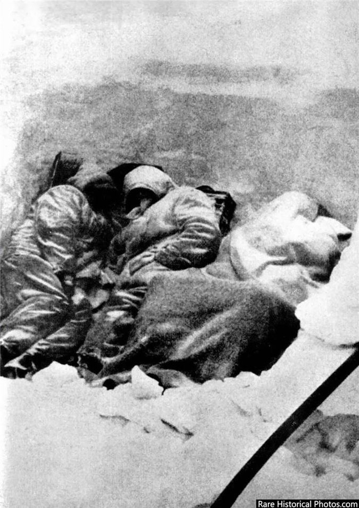 Lính Đức chết cóng trong một con hào ở Stalingrad vào tháng 2/1943.