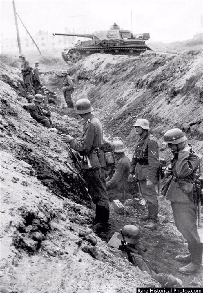 Lính Đức chờ lệnh tấn công.