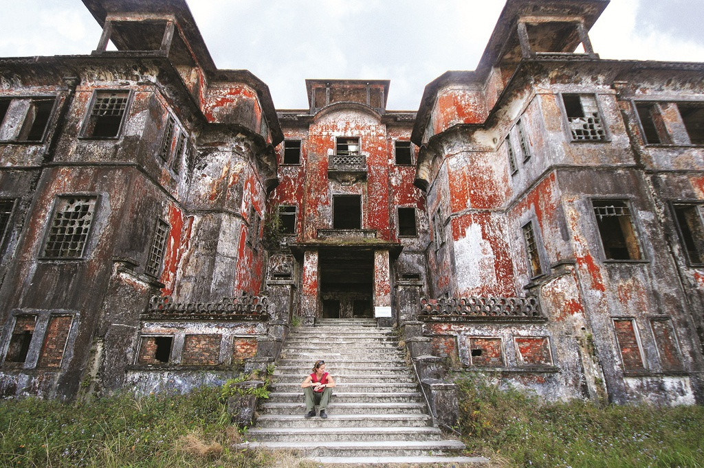 Đồi Bokor nằm trên dãy núi Damrei hoang vu của vườn quốc gia Preah Monivong. Sự tàn khốc của thời gian đã biến nơi đây thành điểm hoang tàn, ít người tìm đến. Ảnh: True Travel.