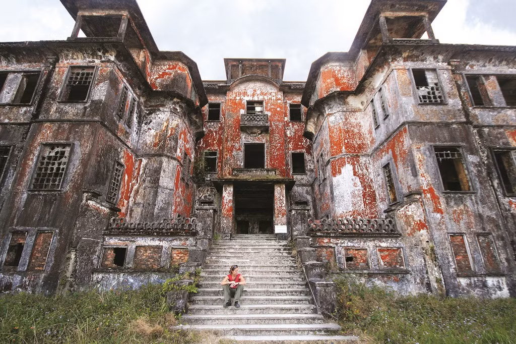 Đồi Bokor nằm trên dãy núi Damrei hoang vu của vườn quốc gia Preah Monivong. Sự tàn khốc của thời gian đã biến nơi đây thành điểm hoang tàn, ít người tìm đến. Ảnh: True Travel.