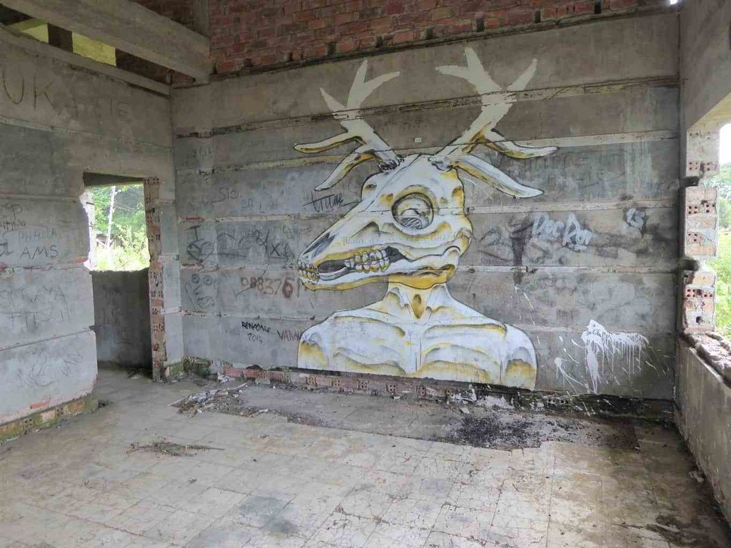 Dạo quanh đây, bạn sẽ tìm thấy nhiều tòa nhà bị vẽ graffiti nguệch ngoạc trên tường. Không khí vắng lặng đem đến cảm giác rợn người cho du khách. Ảnh: Fanpop.