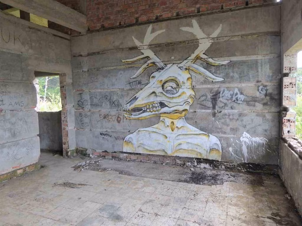Dạo quanh đây, bạn sẽ tìm thấy nhiều tòa nhà bị vẽ graffiti nguệch ngoạc trên tường. Không khí vắng lặng đem đến cảm giác rợn người cho du khách. Ảnh: Fanpop.
