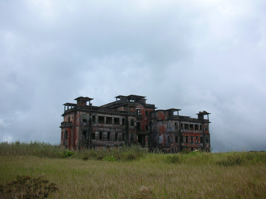 Năm 1925, khu nghỉ dưỡng trên đồi Bokor chính thức mở cửa. Tại trung tâm thị trấn, du khách sẽ đến "đốt tiền" trong sòng bạc. Nơi này được nhiều người giàu ở Campuchia và khách châu Âu đặt chỗ trước. Họ thường tổ chức những bữa tiệc khiêu vũ, ca nhạc tới nửa đêm. Ảnh: Mapio.