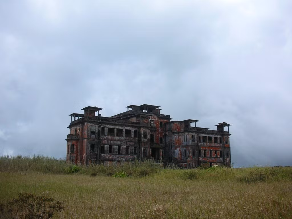 Năm 1925, khu nghỉ dưỡng trên đồi Bokor chính thức mở cửa. Tại trung tâm thị trấn, du khách sẽ đến "đốt tiền" trong sòng bạc. Nơi này được nhiều người giàu ở Campuchia và khách châu Âu đặt chỗ trước. Họ thường tổ chức những bữa tiệc khiêu vũ, ca nhạc tới nửa đêm. Ảnh: Mapio.