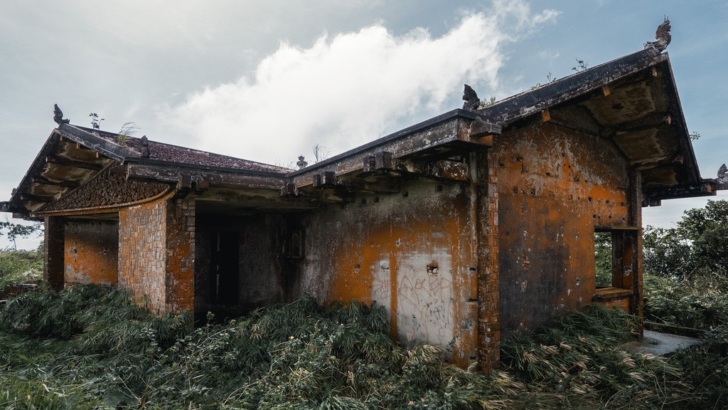 Năm 1953, khu nghỉ dưỡng sang trọng một thời biến thành thị trấn bỏ hoang. Sau đó, giới thượng lưu của Campuchia biến đây thành điểm nghỉ dưỡng cho mình. Thị trấn Bokor một lần nữa trở lại thời hoàng kim vào những năm 1950, 1960. Ảnh: Amasiatravel.