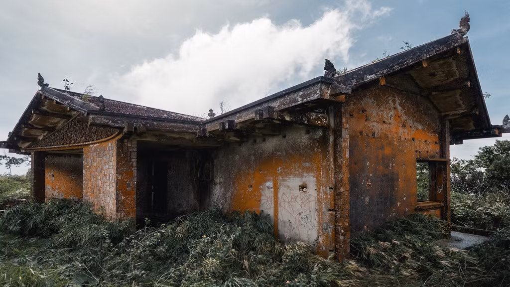 Năm 1953, khu nghỉ dưỡng sang trọng một thời biến thành thị trấn bỏ hoang. Sau đó, giới thượng lưu của Campuchia biến đây thành điểm nghỉ dưỡng cho mình. Thị trấn Bokor một lần nữa trở lại thời hoàng kim vào những năm 1950, 1960. Ảnh: Amasiatravel.